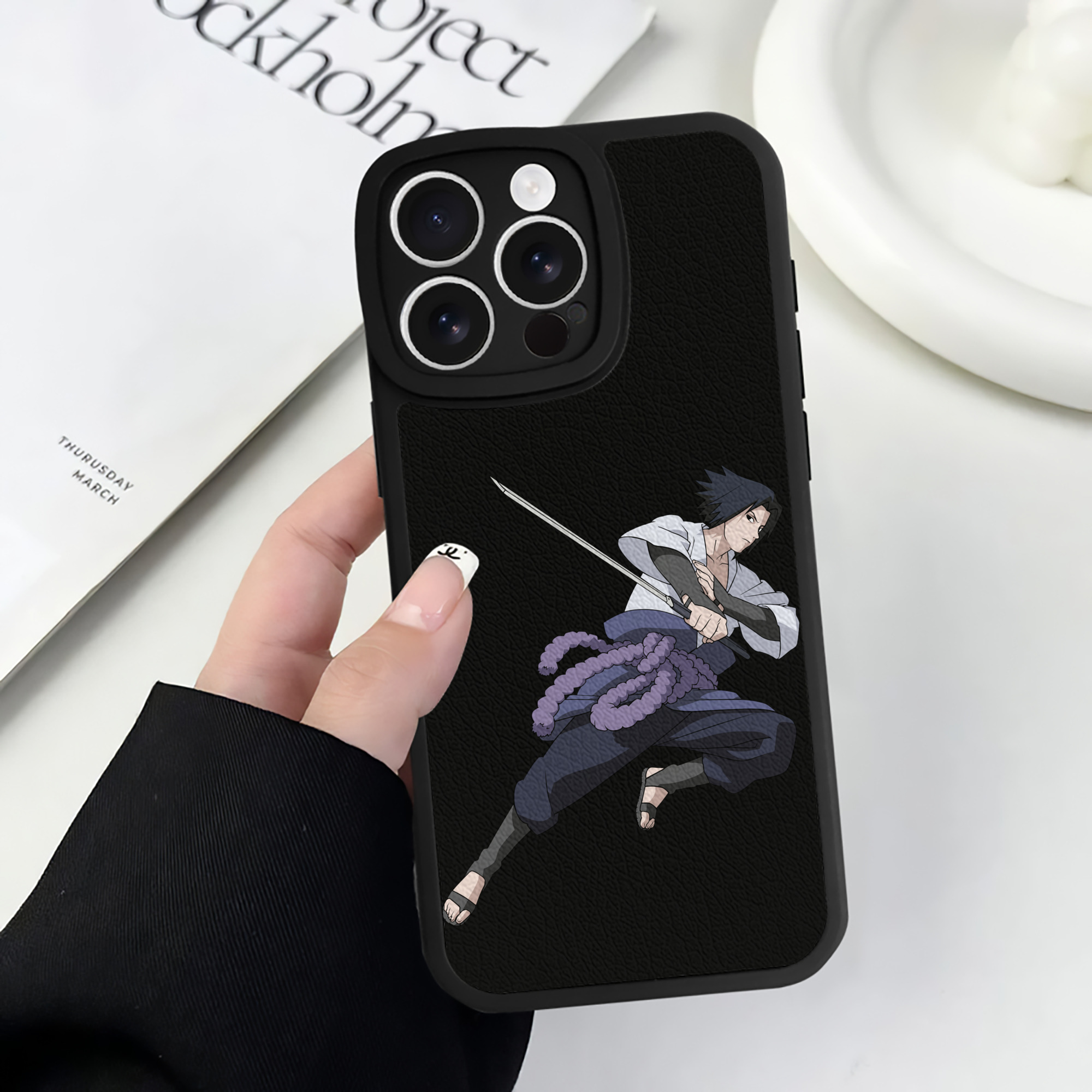 （画像用） NARUTO -ナルト- うちは サスケ Uchiha Sasuke 【iPhone 16シリーズ対応】シリコンスマホケース（レザー調） 材質：シリコン